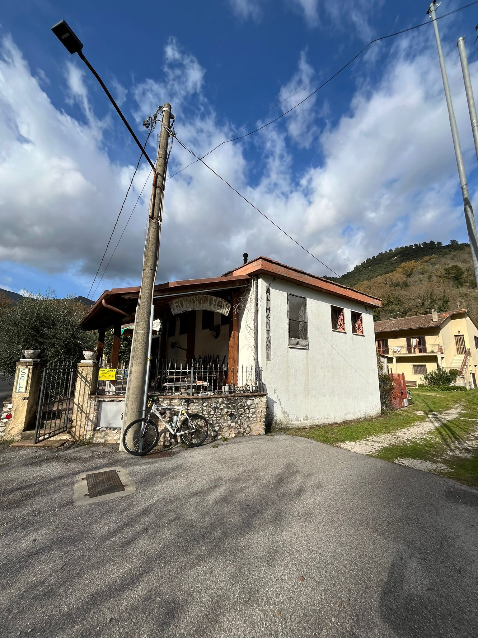 Locale Commerciale a Scheggino